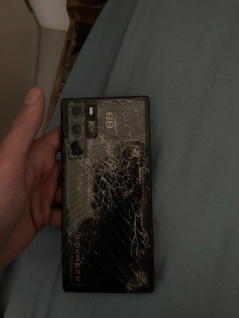 من رخصة الادمن ريد ماجيك 9pro 
256gb
16 gb ram
مكسور شاشه وضهر بورد وكلشي شغال 
السعر قييم واخد
***********
ا
