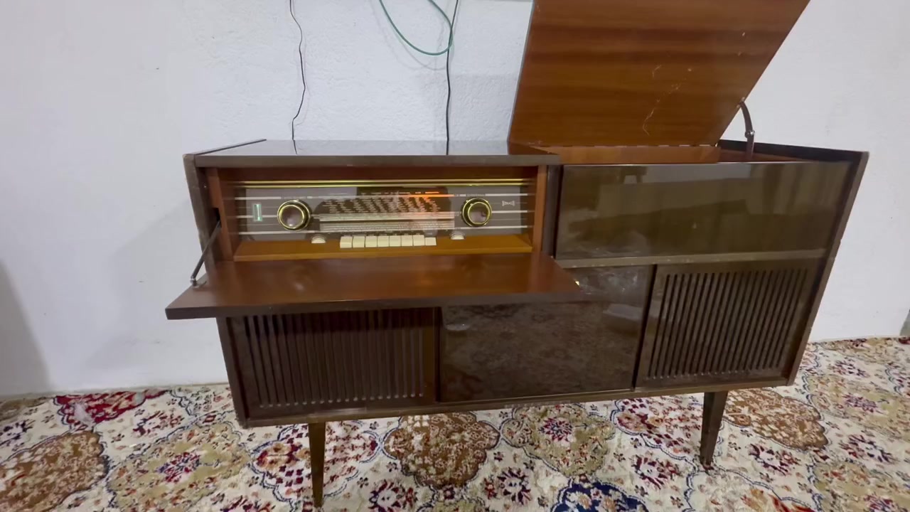 للبيع قطعة أنتيك ملكية، راديو مع غرامافون (مشغل أسطوانات) من ماركة تليفونكن (Telefunken) الألمانية العريقة. صناعة ألمانيا الغربية، موديل Wien 2464 Stereo


**إذا كنت صاحب هذا الإعلان وتريد حذفه لأي سبب، رجاءا أرسل رسالة إلى الدعم الفني**