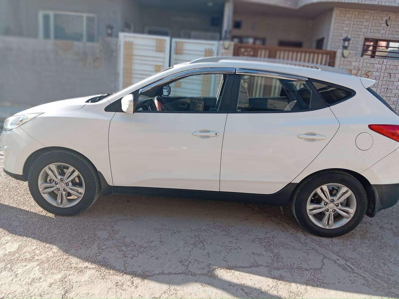 تيكسون موديل 2012.
ماشيه 171.000
مابيهاا صبغ نهائياً
سونار مالتها موجود
رقم وسنويه جديد 
مكينه مامفتوحه
السعر :145
مكان السياره الموصل بعشيقه
غير متواجد على الفيسبوك
رقم الهاتف ***********
