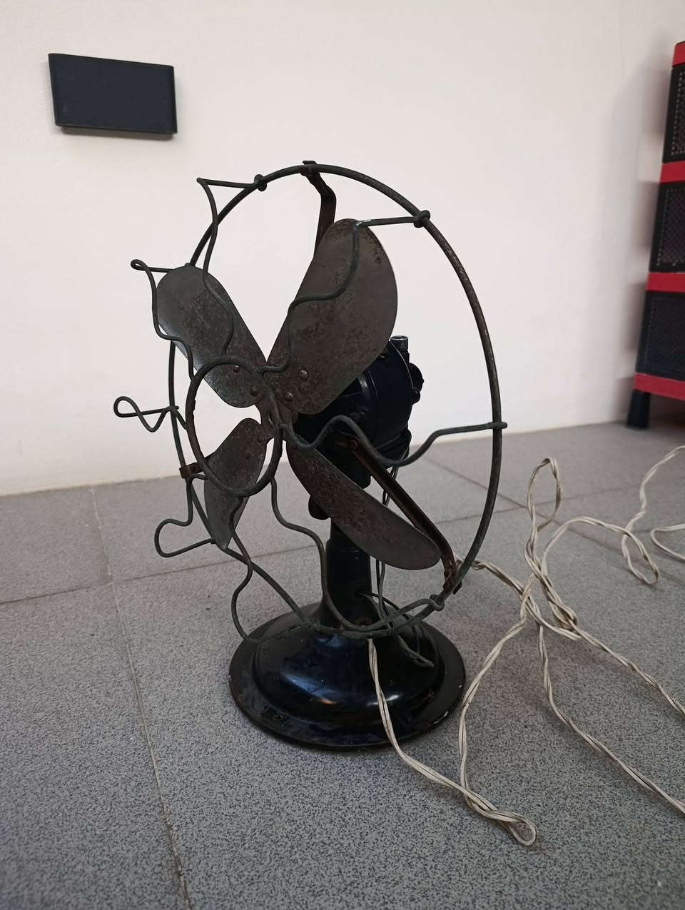 ​
للبيع مروحة مكتبية قديمة (Antique) من الزمن الجميل، صناعة إيطالية أصلية.
​المواصفات والتفاصيل:
​الماركة: Marelli (ماركة إيطالية عريقة معروفة بجودتها).
​الموديل: O 30 (حجم الريشة 30 سم تقريباً).
​المنشأ: Made in Italy.
​الكهرباء: 220/230 فولت (تعمل على الكهرباء العادية) - التردد 50 ذبذبة.
​الحالة: المروحة بحالتها الأصلية (بودي حديد ثقيل وريش معدنية). الهيكل واللوحة التعريفية واضحة كما في الصور.
​الاستخدام: قطعة نادرة تصلح للديكور الكلاسيكي (Vintage)، للمكاتب، أو لمقتني التحف والأنتيكات.
​ملاحظة: القطعة معروضة كما هي في الصور، وتحتفظ بصبغتها وأجزائها القديمة.
​المكان: الموصل
للاستفسار يرجى المراسلة على الخاص.
او على الرقم ***********
