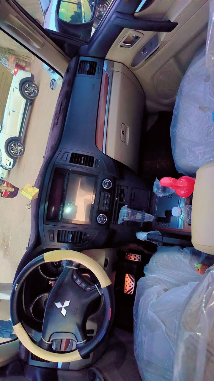 السلام عليكم  باجيرو موديل 2008 فول مواصفات وراد سعودي سياره جديده مامتعوبه رقم بغداد تحويل جديد بيع او امراوس صالون تبريد حداديه تبريد 3قطع ثلاجه دك جرس محرك 3800 المرغوب شاشه كامره كشنات تبريد فول الفول مكفوله من الحادث مكان السيارة كربلاء المقدسة تواصل هذا رقمي ***********
