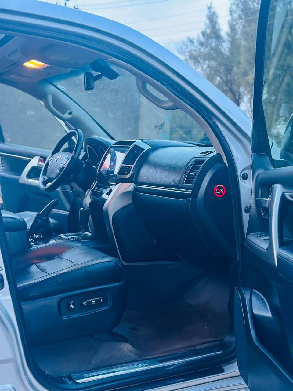 جكساره ٢٠١٣
محرك ٨ سلندر (٥٧٠٠) مواصفات لكزز فول 
فتحة اكشانة كهرباء تدفئة تبريد بالكشانة 
مري قلاب+كهرباء 
جلد اسود مواصفات الVXRمعروفة 
ضرر جامرلغ وباب وبنيد ايمن
السعر ٣١٠
رقمي ***********
مكاني ديالى /الخالص
