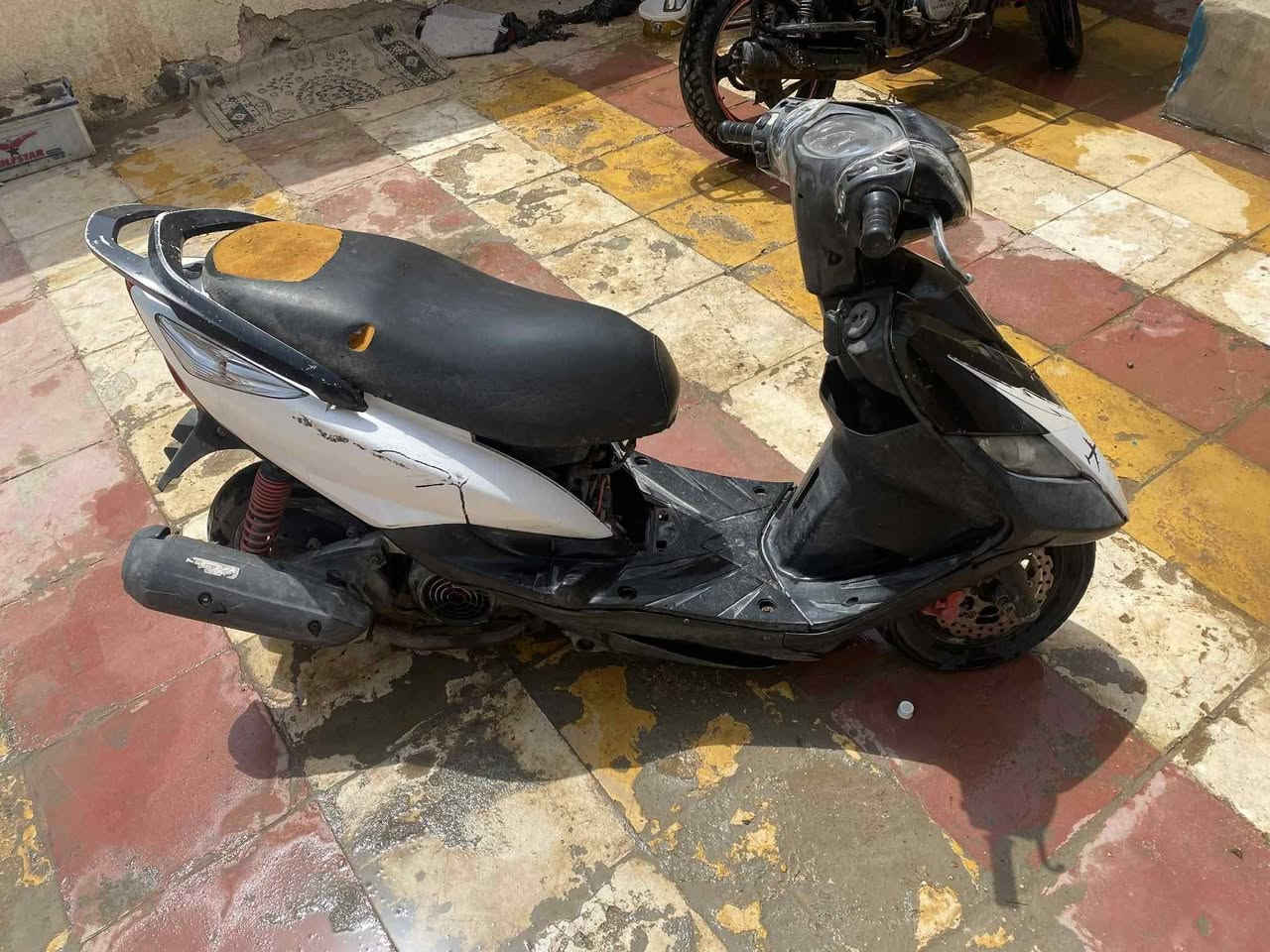 سلام عليكم دراجه للبيع شغاله بس بيع كوم حديد أو رخيصه سعر 75 او بيهة مجال ***********
