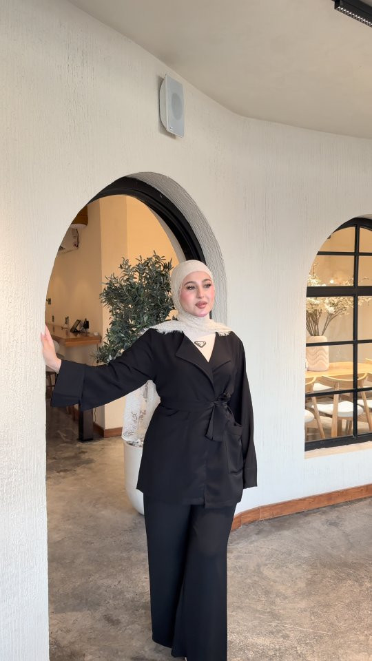 Aram Brand ✨️
سوت جاكيت حزام منفصل معه كيلوت مريح وعملي 
طول الجاكيت 75 SM 
طول الكيلوت 105 SM 
سواد فاحم شرط الفحص
متوفر توصيل 
***********
