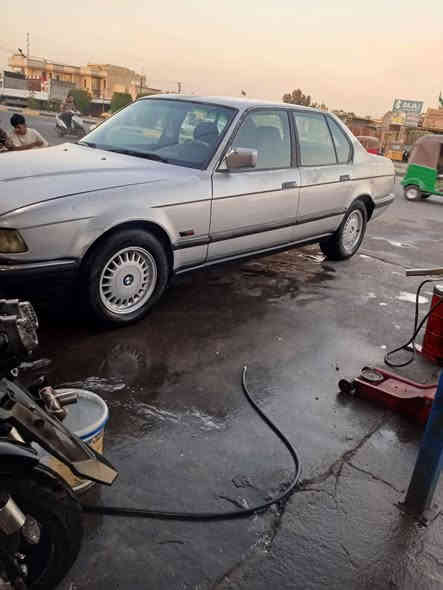 السلام عليكم للبيع 730 سياره جاهزه من كل النواحي تخم تاير گير ومكينه مكفولا كهربائيات كلهاا شغاله سياره بسمي شرط التحويل غرفه كلش حلوه السعر 45 وبيهاا مجال *********** عنواني بغداد حي النصر
