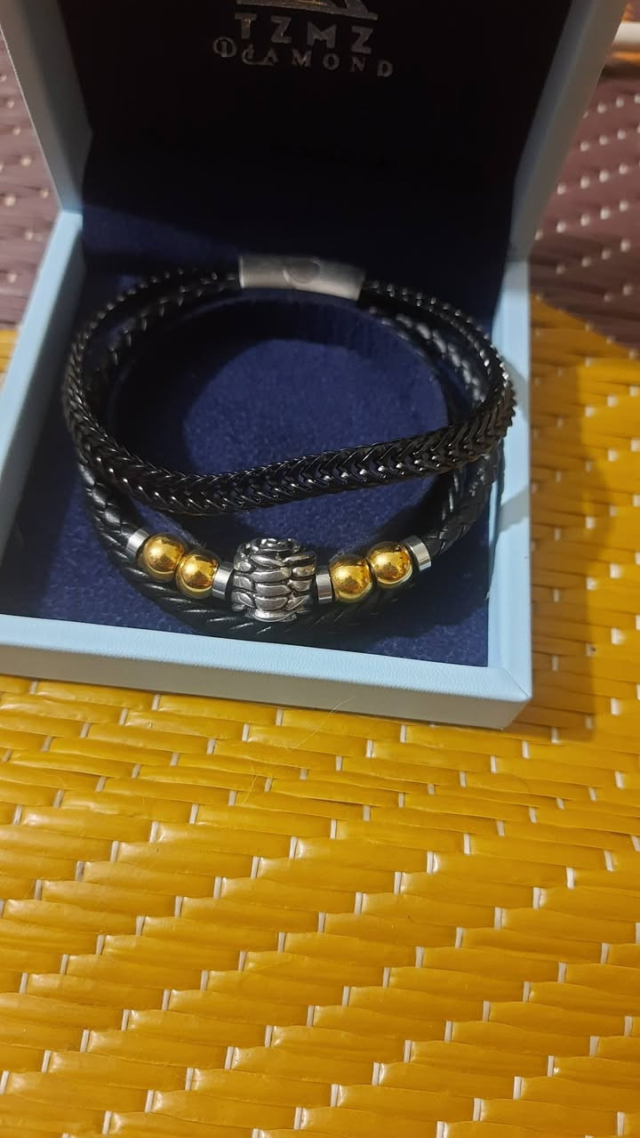 السلام عليكم...
💎 سوار رجالي جلد فاخر مع ألماسة أصلية
موديل: PH1553
من علامة TZMZ Diamond – العراق
✨ ألماسة طبيعية وزن 0.04 قيراط
✨ لون D (أعلى درجة لون – عديم اللون)
✨ نقاوة VS2 (نقية بدون شوائب مرئية)
تصميم جلد مجدول أسود مع تفاصيل أنيقة تضيف لمسة فخامة لإطلالتك اليومية.
مناسب للارتداء اليومي أو كهدية رجالية مميزة 🎁
السعر 300,000 ألف أو مراوس بحاسبة 
للتواصل ***********
السوار غير مستخدم اطلاقاً
