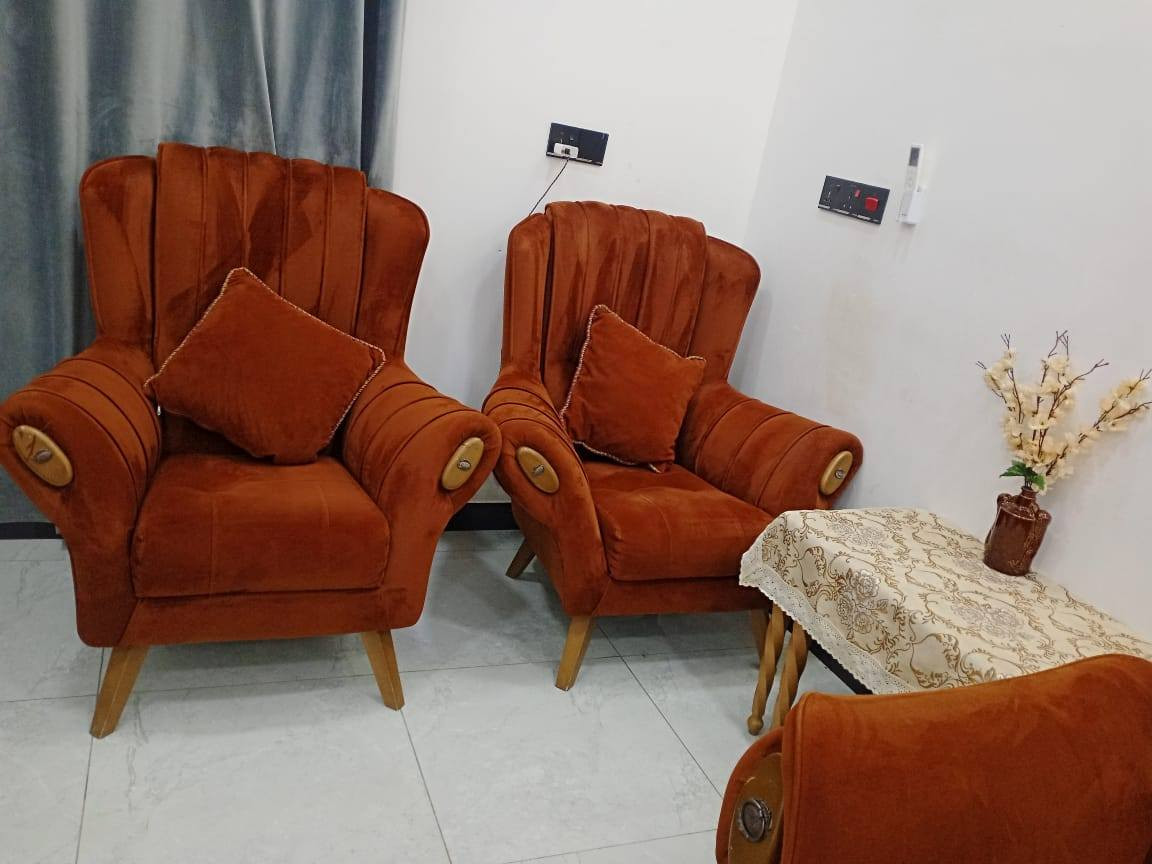 السلام عليكم تخم مودرن وتر برو عشر مقاعد ينفتح سرير ثقيل خشب  زان السعر ،،  ٦٠٠ وبي مجال بسيط رقم ***********
