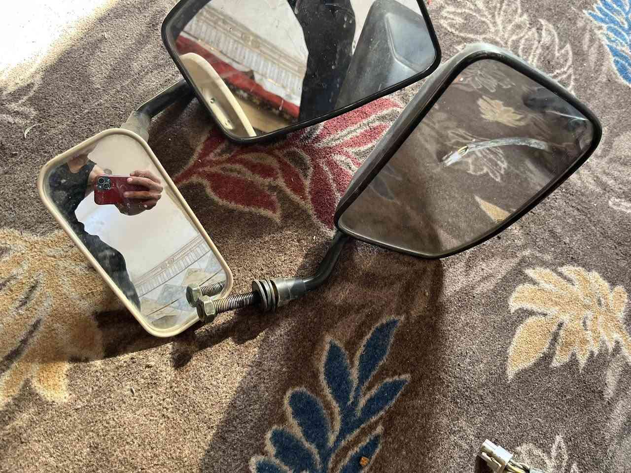 للبيع أغراض نضيفات أبيع شلع اتصال 📞 فقط ***********
دشبول وي عيناته 
مرايات صفح ٢ 
سماعات 2 ومسجل شرط الشغل 
مرايه كوستر زغير 
هورن سيدان اصلي فيشه حمره 
بك لايت زوج شغالات 
كلوبات امامي شغاله 
كفر جوه كشن السايق
