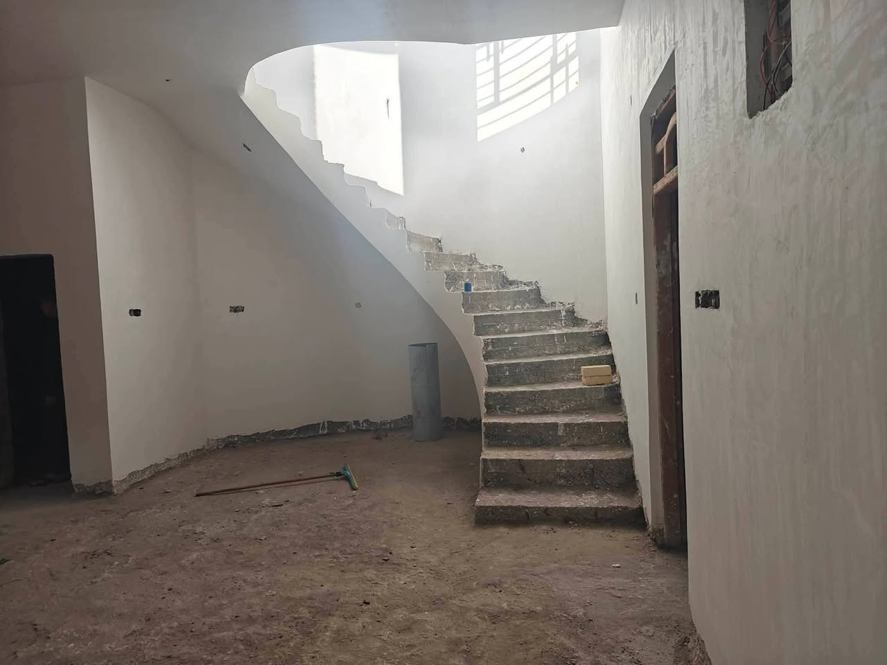 بيت للبيع 200 متر السعر 153 حديث كونكريت بناء طابوك يحتاج فقط ارضيه وتشطيب كهرباء مطلوب اسكان 39 من ضمن السعر العنوان حي الفداء قطاع 24 
***********
