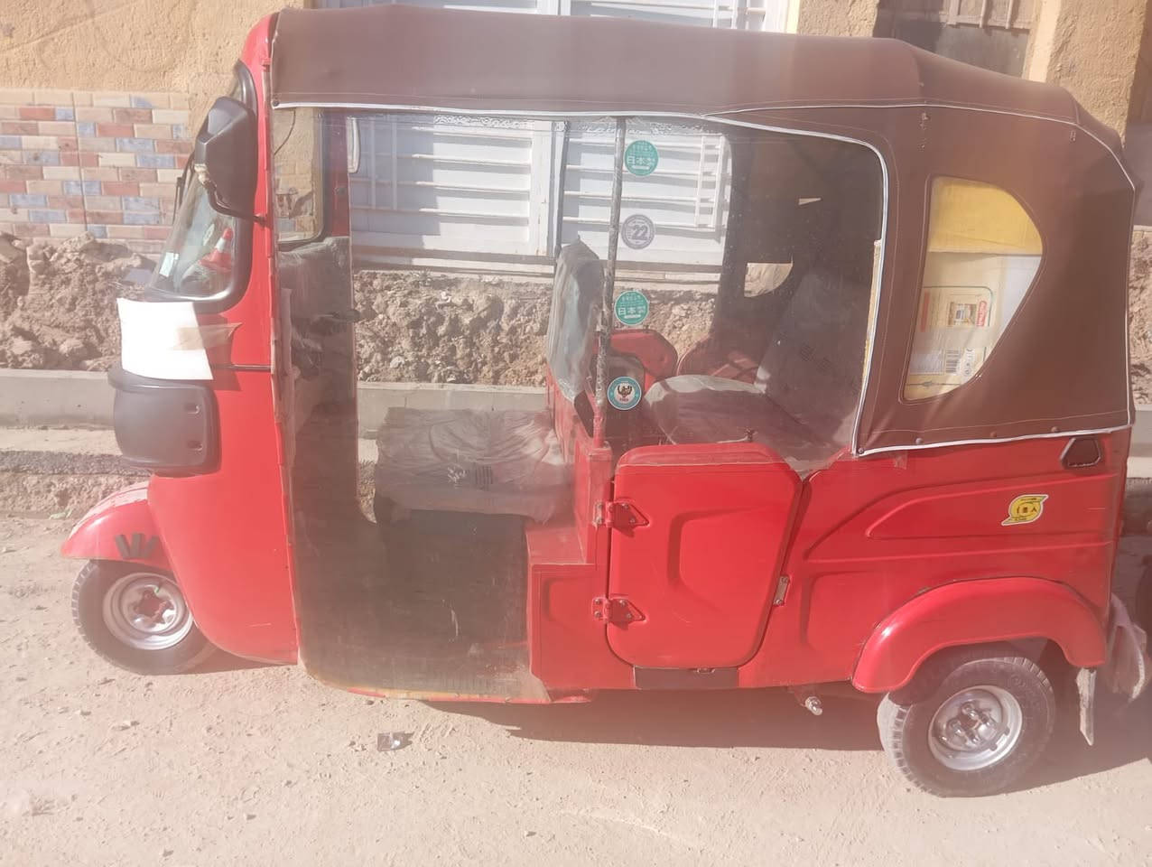 سلام عليكم 
تكتك للبيع 
موديل2022 
كشر مكفول بس رصعه جوه البك 
محركه مكفول رقمه كوت 
تحويل ثاني يوم 
سعره 8400 وبيه مجال
*********** اتصال
مكاني رفاعي
