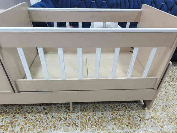 للبيع تخت طفل 
ثلاث مجرات بيها 
٦٠ 
حي صدام 
***********
