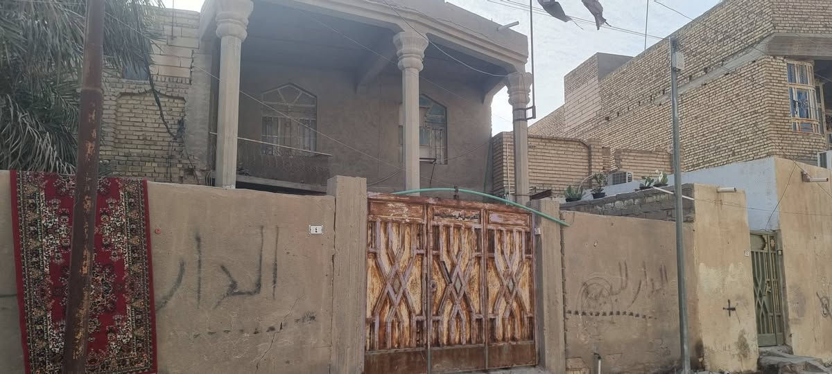 بيت المساحه ٢٧٠ طابو صرف على شارع القادسيه
البيت طابقين الطابق الأول يتكون من غرفتين  ومطبخ وحمام وصحيات خارجيه ودوانيه طول ٧ م وصاله وكلدور وترك وطارمه ٨×١٣ 
الطابق ثاني ٣ غرف وصاله وسطح وحمام السعر خاص ***********
