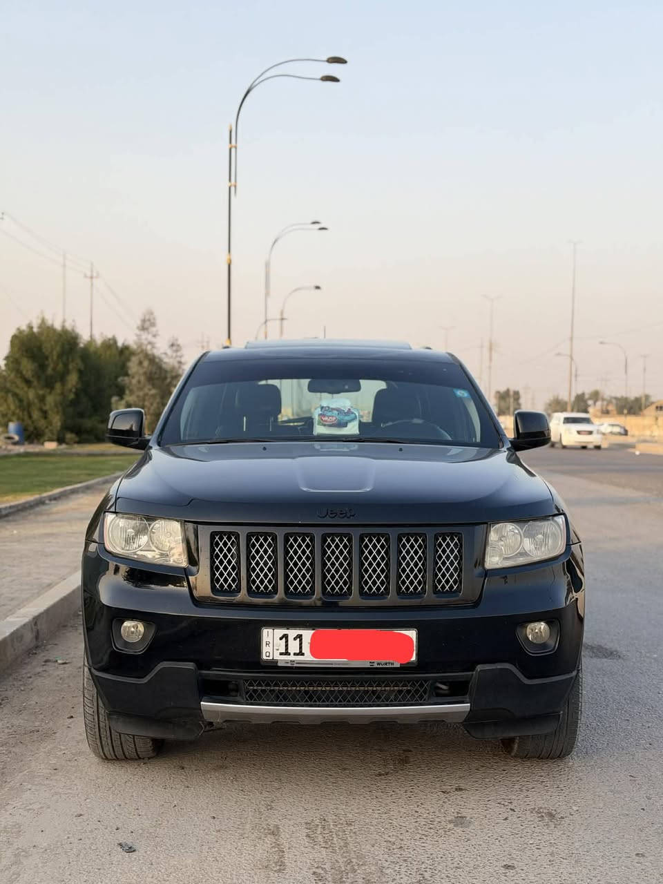 السلام عليكم للبيع Jeep
(موديل 2013 امريكي لون اسود )

(المحرك : V6.  3.6L دفع رباعي 4x4 )

(رقم بغداد بسمي الجديد 11 تحويل ثاني يوم )

 (سياره ماشيه 174 الف ميل )

(حادث السياره جاملغ وبنيد بدون دواخل )

(موصفات فول 1/1 )

* دفع رباعي 4x4 . )

* فرش المقاعد من الجلد . )

*صفي المقاعد الأمامية كهربائية .)

* صفي المقاعد الأمامية مع تدفئة . )

* ويل قياس 20 انج .)

* تدفئة ستيرن . )

* فتحه سقف .)

* نظام الملاحة (GPS) . 

* مصابيح امامية زنون . )

* كشافات ضباب بروجكتر زنون . )

* تشغيل عن بعد .)

*  حساسات خلفية .)

* كاميرا خلفية .)

* مرايا بخاصية التعتيم الذاتي . )

* مرايا جانبية قابلة للطي . )

* بلوتوث تلفون . ؟

* محدد سرعة . )

(مكان سياره حله شارع 60 )

(السعر 160 وبيها مجال )
 
للاستفسار ***********
