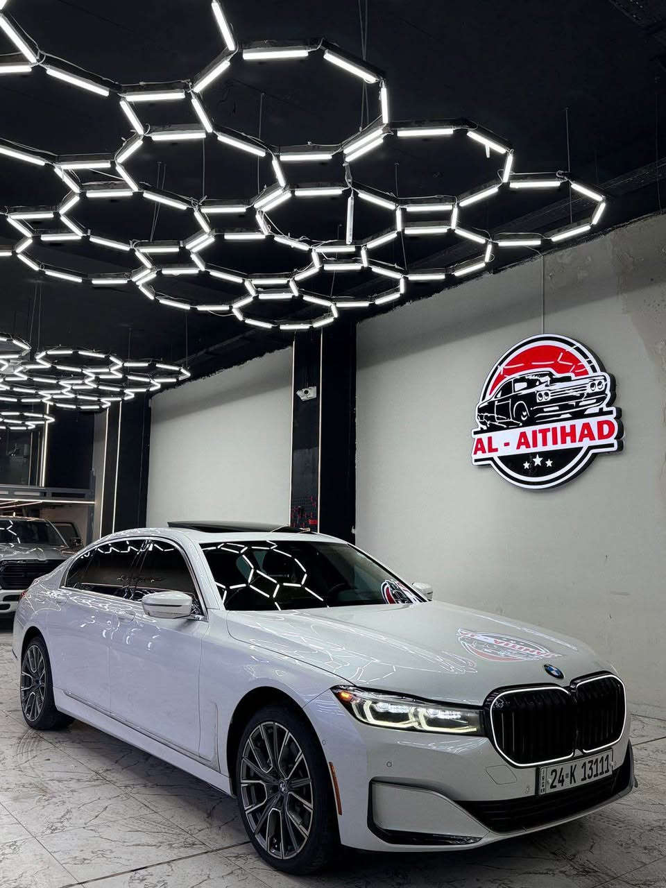 BMW الفئة السابعة (G70)
موديل 2022 
مواصفات فول 
ابواب شفط
كراسي جلد تدفئة وتبريد 
ستيرن هيترات
تبريد مركزي
داتا شو 
اضاءه داخليه LED متغير الالوان
قيادة ذاتيه اثناء الضباب
اوتو بارك
اوتو ستوب
الشاشه الوسطيه تستقبل الاوامر على حركة اليد 
سقف بانوراما قطعتين
الصندوق شفت ويفتح على حركة الرجل 
بردات كهرباء
نظام السياره جكات
رقم مميز 
ماشيه 74 الف ميل لكن السياره جديده جداً
للاستفسار :
***********
*********** بغداد, العراق
