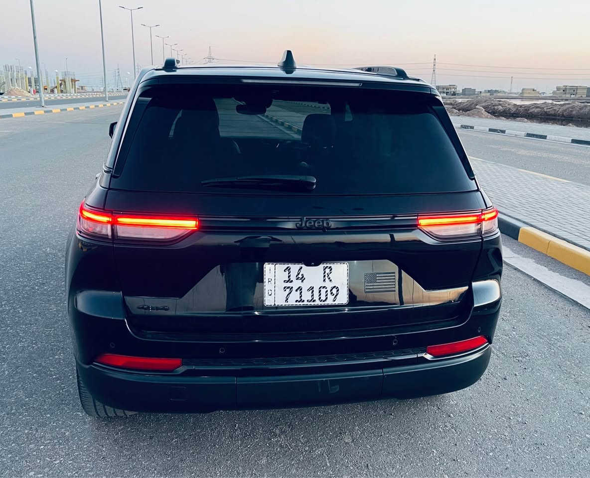 جيب گراند شيروكي 2023  5 راكب لون اسود محرك 3600
السيارة ماشية 50km فول مواصفات 
رادار امامي* نقطة عمياء *شفتات ستيرن *كشنات كنتارة وجلد *شاشة كبيرة كار بلي *شحن لاسلكي *كير طيارة *فتحة سقف سلايت
الضرر جاملغ وبنيد مثل ما موضح بالصوره مصلح وكامل  
السيارة رقمها بصرة 
رقم الشاصي /1C4RJHAG2PC647068
السعر 260$
العنوان /البصره 
الرقم/*********** البصرة, العراق
