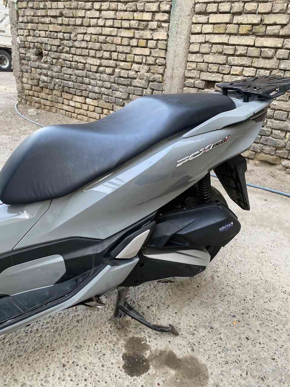 سلام عليكم دراجه pcx جيل رابع لون سمنتي كلشي شغال  بيها حساس ادزحام ✅دبل أشاره✅مابيها اي نقص مكاني بغداد الكفاح *********** السعر 16 ورقه
