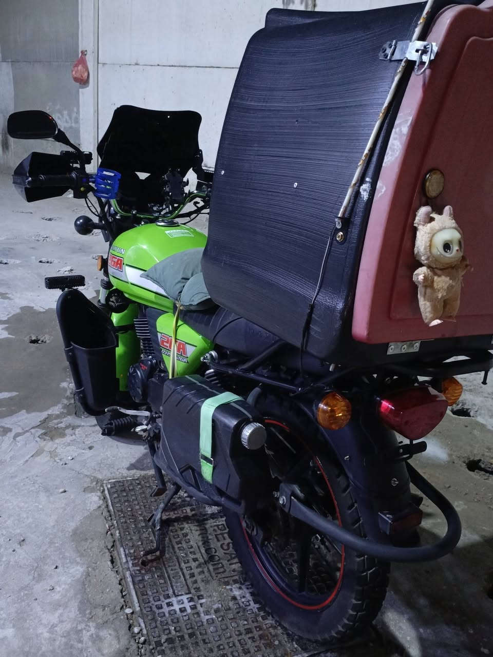 السلام عليكم ورحمه الله سنويه سنويه
دراجة دايوان 26A 
الون أخضر 
موديل 2023 
مكينه 200cc
دراجه خير من الله بيها ملاحضات بسيطه كلش رقمها بابل مشروع وطني مكينه مكفوله من فتحه برغي كفاله وعليها اضافات لايت زينون وجامه اماميه واقيات هوائيه استاند موبايل فدراليات خلفيه وصندوق دلفري واريل الوان السعر 2,350 بيها مجال شي بسيط كلش *********** للاتصال
