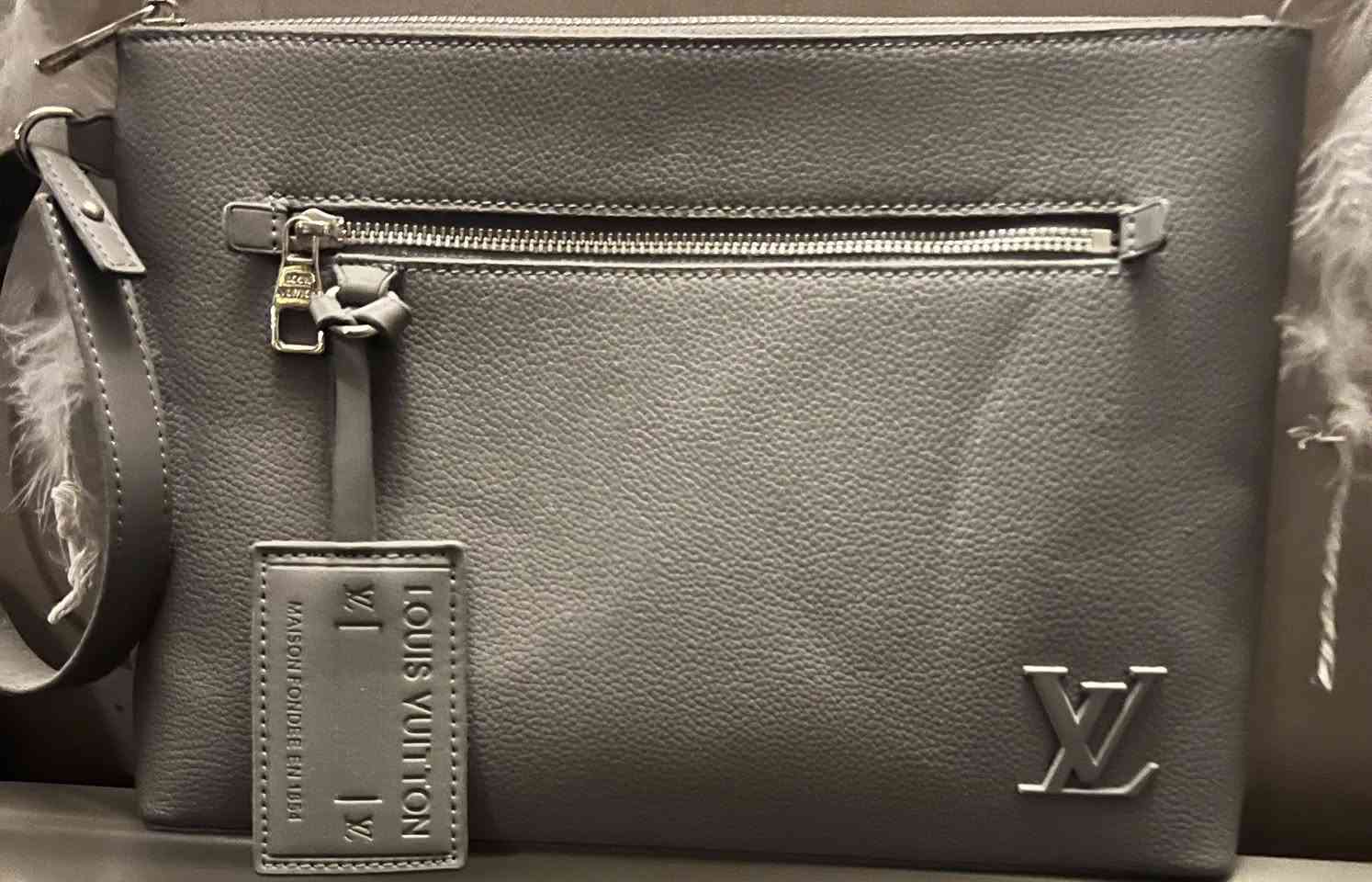 السلام عليكم حقيبه يبد لويس ڤيتون أصليه طبعا
الصنع في فرنسا

السعر المطلوب100الف


**إذا كنت صاحب هذا الإعلان وتريد حذفه لأي سبب، رجاءا أرسل رسالة إلى الدعم الفني**