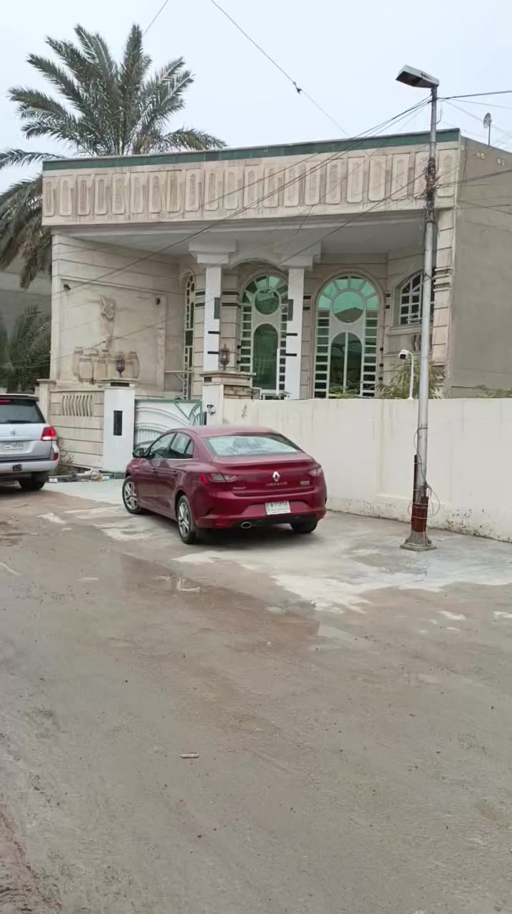 دار للايجار عوائل فقط يقع في شارع فلسطين حي المهندسين موقع مميز مساحة 300 متر بناء دبل فاليوم يحتوي على ثلاث غرف نوم كبيرة و غرفة صغيرة و صالة و حولي و مطبخ مجهز كاونتر تركي و ثلاث حمامات و كراج كبير 
للاستفسار ***********
