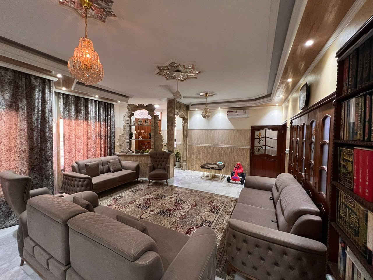 السلام عليكم 
بيت للبيع المساحة ٢٤٠ متر مربع   
واجهة ١٢ والنزال ٢٠ متر 
طابقين بناء جيد جدا واجهة حجر 
٥ غرف و٥ حمامات 
 الموقع المشتل شارع الجامع قرب مستوصف المعلمين و فلافل علاوي 
للتواصل : ***********
