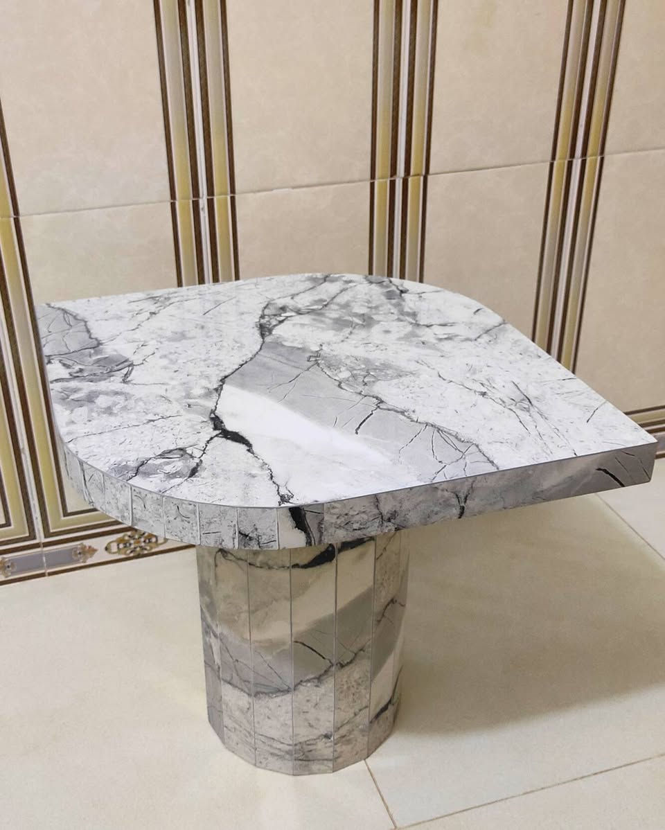 ✨ بِسْمِ اللّٰهِ الرَّحْمٰنِ الرَّحِيمِ
﴿وَاللّٰهُ جَمِيلٌ يُحِبُّ الْجَمَالَ﴾

🔹 معمل الأخوين يقدم لكم قطعة ديكور مميزة وفاخرة تضيف لمسة جمال وأناقة لصالون منزلكم.

💎 ميز قهوة بتصميم عصري فاخر
مصنوع بنقشة رخام أنيقة باللون الأبيض مع عروق رمادية تعطي إحساس بالفخامة والرقي، مناسب لغرف الجلوس والصالات والاستقبال، ويعتبر قطعة ديكور مميزة تضيف لمسة فنية لأي مكان.

📏 القياسات:
• الطول: 78 سم
• العرض: 59 سم
• الارتفاع: 51 سم

⭐ المميزات:
✔ تصميم عصري أنيق يناسب الديكورات الحديثة
✔ جودة تصنيع عالية ودقة في التفاصيل
✔ قاعدة ثابتة وقوية
✔ قطعة ديكور فاخرة تعطي لمسة جمال للمنزل

🏭 من إنتاج: معمل الأخوين
خبرة في صناعة الأعمال والديكورات البورسلان بأعلى جودة وأفضل تشطيب.

📢 القطعة متوفرة الآن وللبيع 

📩 للاستفسار والتواصل معنا:
فيسبوك |https://www.facebook.com/share/1CSZgZLsjg/
 واتساب | ***********
                ***********
إنستغرام|https://www.instagram.com/a_4esi?igsh=eGppcWZkenc1d25t

#معمل_الأخوين
#ديكور
#ميز_قهوة
#طاولات
#ديكور_منزل
#بورسلان
#تصاميم_حديثة
