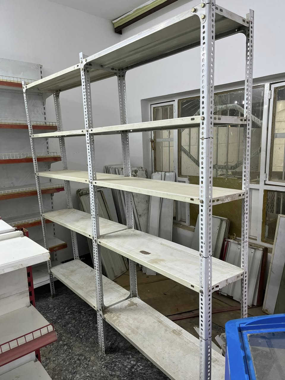 للبيع عارضات
عارضات عامودية تركية ايگور عدد 3
 عارضة افقية ايگور عدد 1
رفوف عامودية متحركة ظهر بليت 5 امتار
رفوف جدارية جسرين تركية 8 امتار
سفينة وسطيه مترين ونص
عارضة جگاير جديده المنيوم عدد 1
دكسنات 5 خانات عدد 2
سلات جبس عدد 3

ملاحظة البيع كامل

المكان بغداد المحمودية حي الموظفين

للتواصل والاستفسار 
***********
