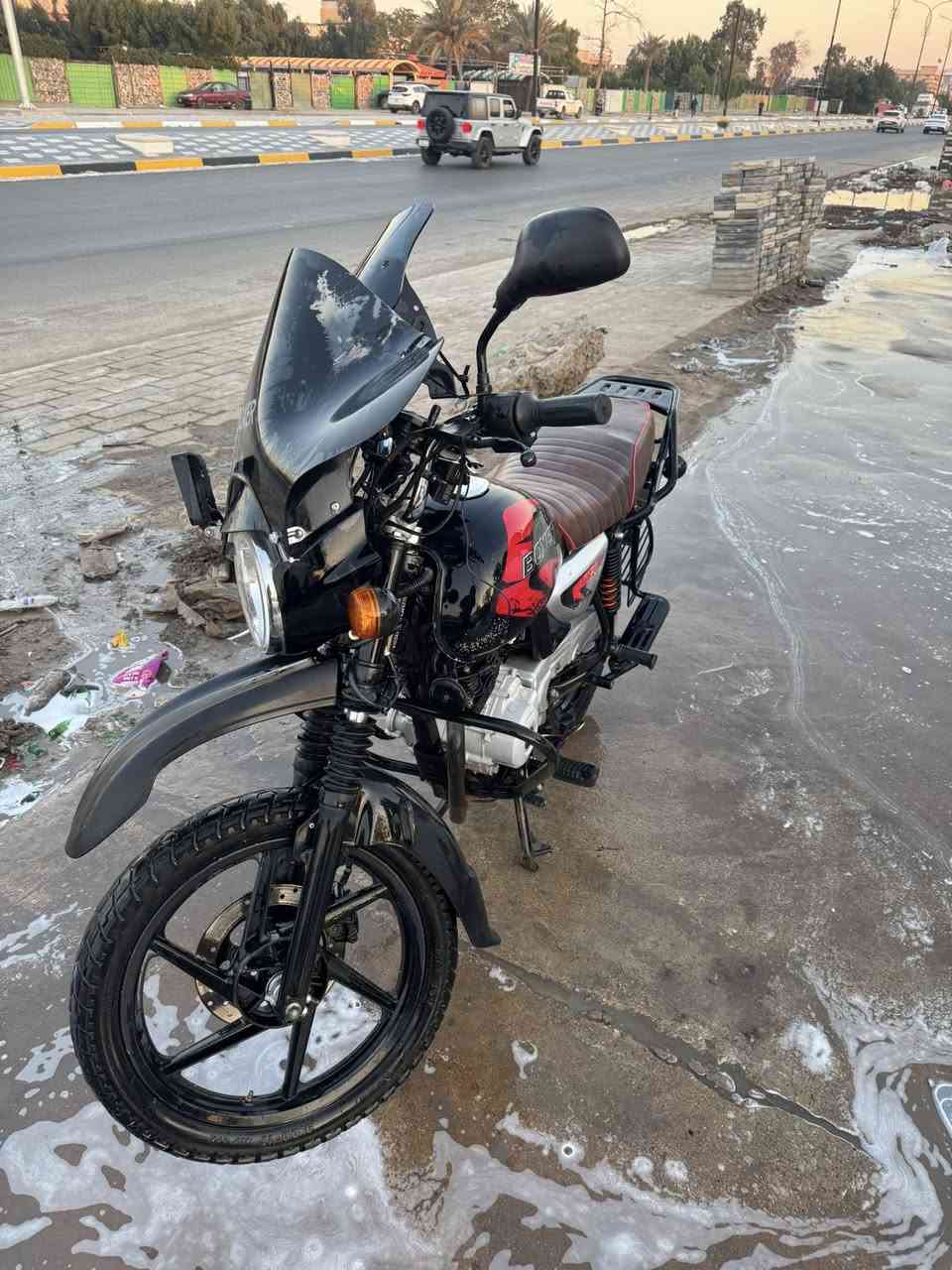 السلام عليكم 
بوكسر موديل 23 بسمي مرقم سنويه 
الدراجه فوول نضيفه محرك جديد 
مكاني بغداد البلديات
السعر مليونين و200 وبيهه مجال كلش بسيط 
***********
