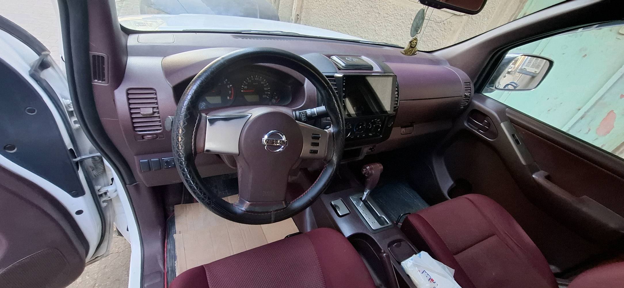 سلام عليكم 
نيسان نيفارا 2013 رقم بغداد بأسمي رقم انكليزي تحويل مباشر محرك بلادي مامفتوح صبغ هلال الجاملغ الخلفي الأيمن وجزء بسيط من الدعامية الأمامية والباقي بارد بمكانات مثل ماموضح بالسونار والباقي مكفول للاستفسار الاتصال على *********** موجود واتساب 