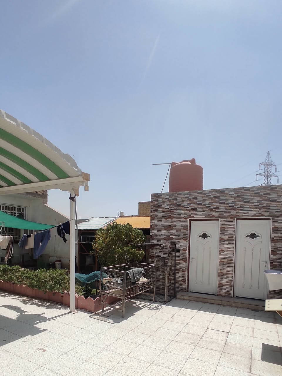 بيت زراعي للبيع بمنقطة العكر الغربي ( جهة الشبكات) مقابيل حي الزقورة
الخدمات موجودة ماء ومجاري وكهرباء
المساحة 300 متر كونكريت بناء حديث طابق واحد 
يحتوي على:
استقبال 
صالة 
مطبخ
غرف عدد اثنين
صحيات داخلية وخارجية
مناور عدد اثنين
للاستفسار الاتصال على ***********
