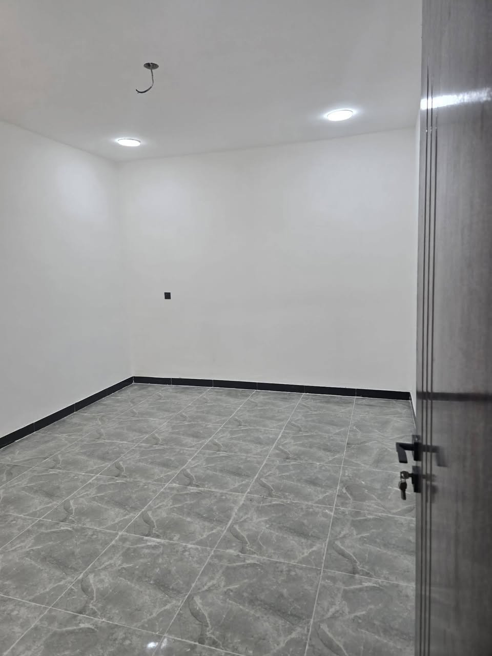 دار للبيع 107  متر واجه  4,30  نزال 25
يحتوي على 3 غرف و 2 خدمات
ضلع منفصل غير مشترك
طابو ملك صرف  شارع 12 متر
حي الجهاد ظباط الشهداء
خلف الشارع التجاري مباشره
*********** متوفر واتساب
