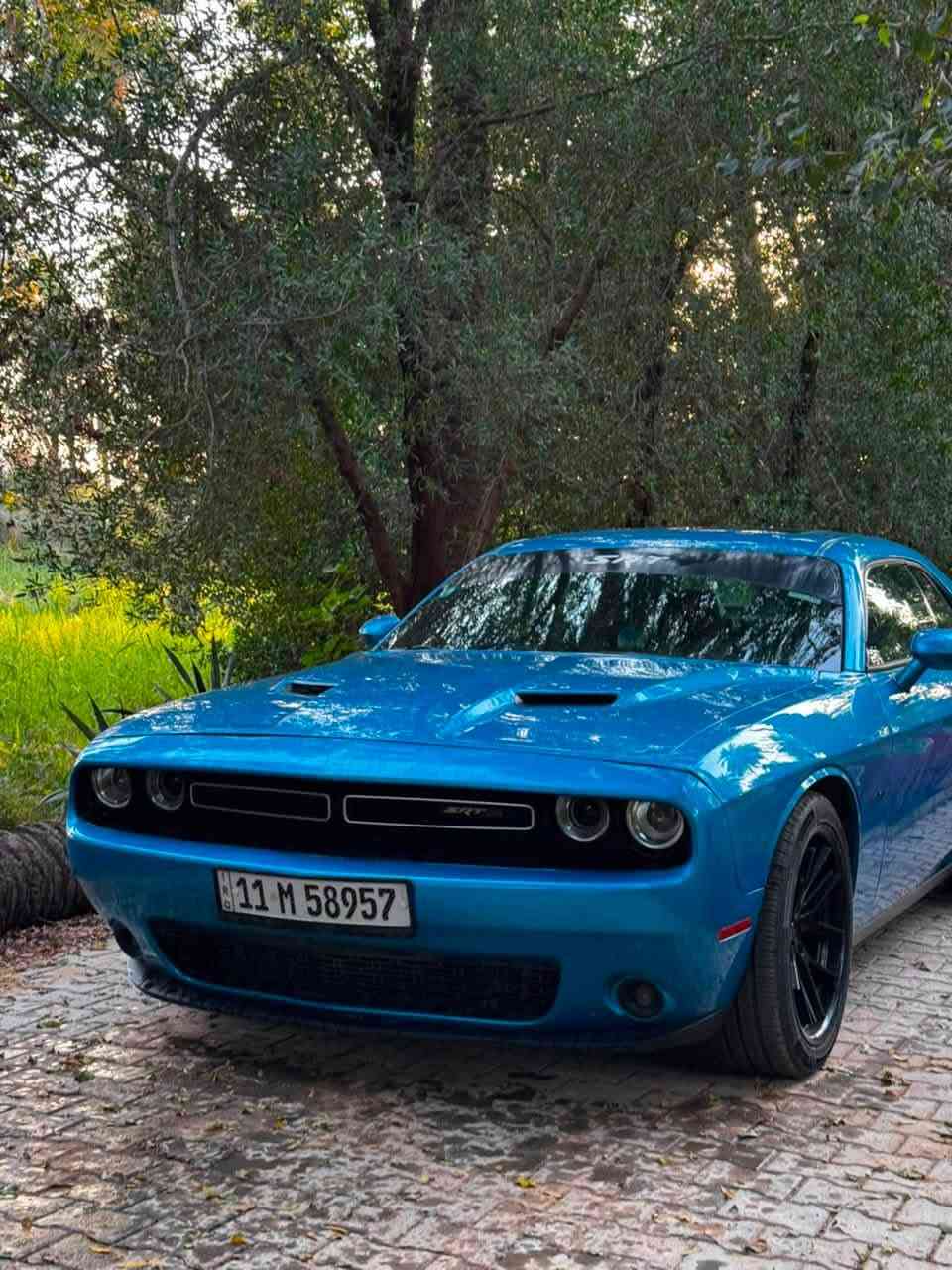 @السلام عليكم / للبيع فقط 
دوج جالنجر موديل 2015 /SXT PLUS 
فول مواصفات داخل جلد اسود 
فتحة سقف
لون مميز بحري 
تدفئة وتبريد مقاعد 
شاشة كبيرة 
تبريد ثلج 
رادرات جانبية وخلفية 
بصمة 
تشغيل عن بعد 
السيارة عليها ادامة جديدة وبوليش جديد 
السيارة بدون اي مصرف 
ماشية 103,000 كيلو 
صورة الحادث مرفقة ويا 
حادثها جامغ وباب الراكب وجاملغ السايق 
( ثلاث قطع ) 
للاستفسار اكثر الاتصال على هذا الرقم 
متواجد واتساب / ***********
وسعر فوال
