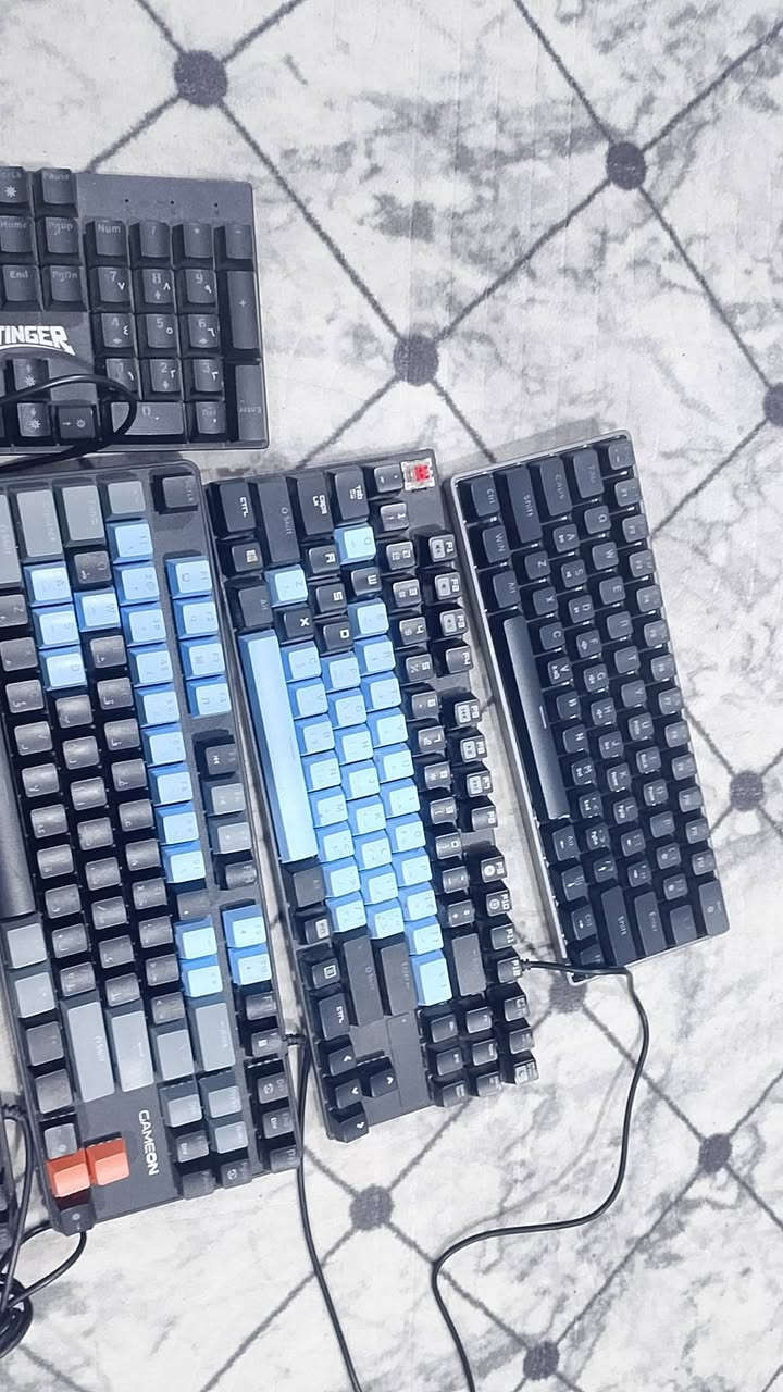 10 كيبوردات كلهن شغالات بيهن ازرار نقص فقط ويحتاج تنضيف وترتيب
+ سماعه وحده لوجتك G. pro شغاله  مابيه اي ملحقات او سفنجات
وبعد ٦ اشياء تواصل وياي ونتفاهم
*********** 
البصره
السعر 70 واكو مجال للشراي
