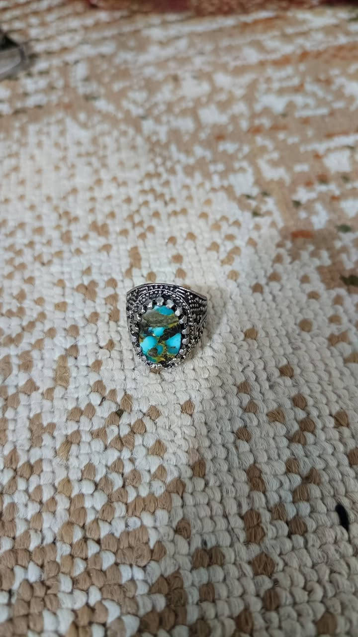 سلام عليكم اخواني محبس فيروزي رضوي القالب فضه عيار 925 قديم الي يريد التفاصيل رقم ***********
