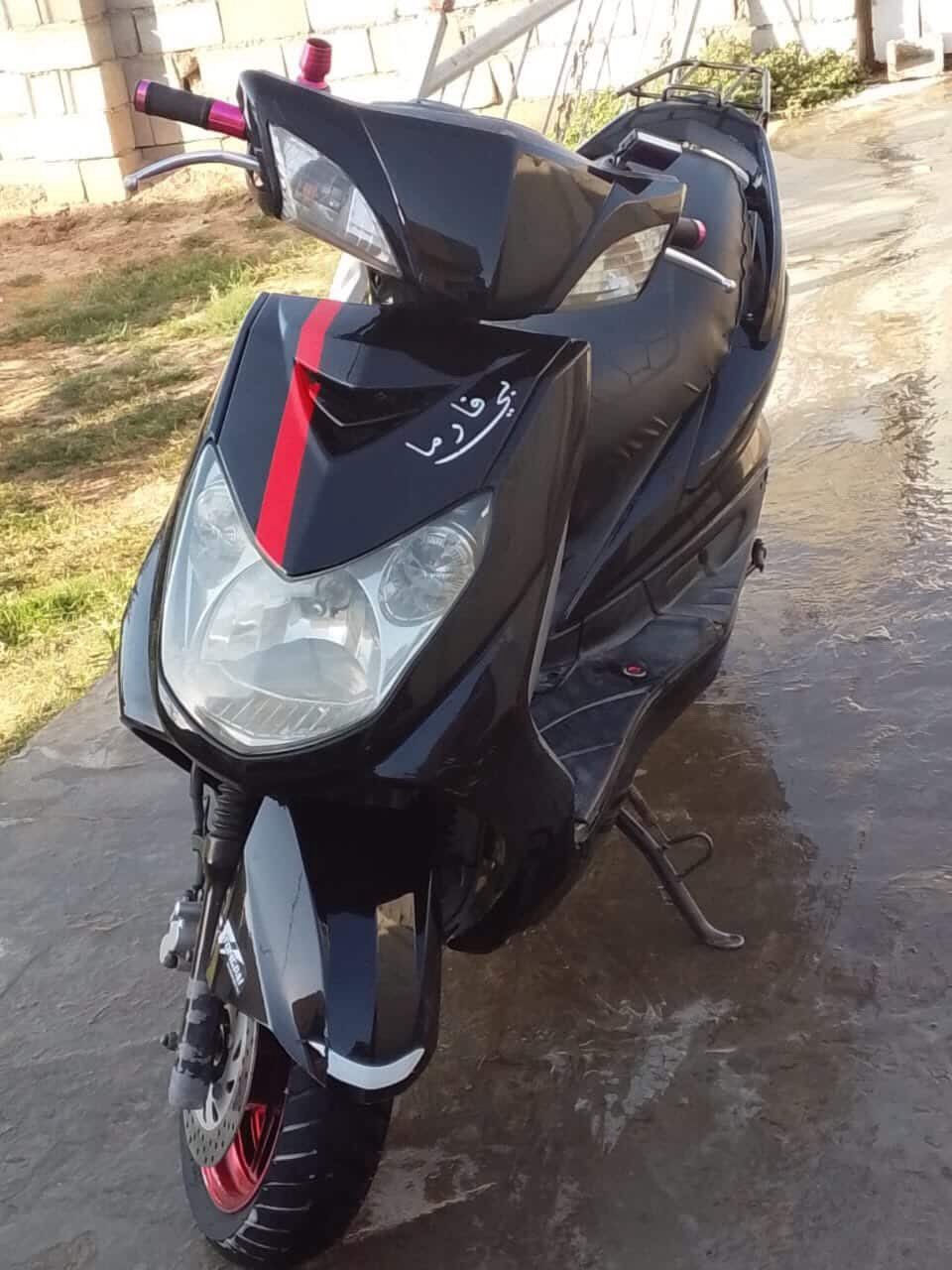 سلام عليكم
دراجة سكنر فحل نضافه فول مكينه بلاد ما مفتوحه 

بيه دزويد ويالة رياضه

وقبق فلاوين 

او يدات ستيرن تزويد 

السعر 850وبيه مجال

متواجد بس عل خط‭
***********
