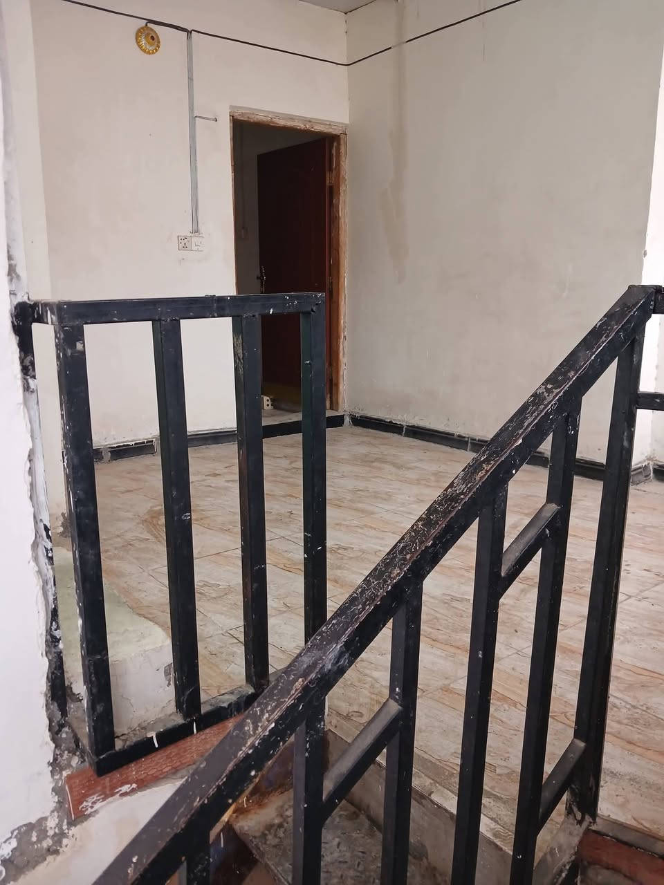 لل يجار بيت مساحه ١٠٠متر طابقين يتكون من كراج مدخلين صاله ومطبخ وخدمات وغرفة نوم وترك وطابق ثاني غرفة نوم وخدمات وبيتونه وسطح نضيف وحلو مكانه شرطه الخامسة يجاره ٤٥٠ لل استفسار اتصل مكتب دارك للعقار ***********
