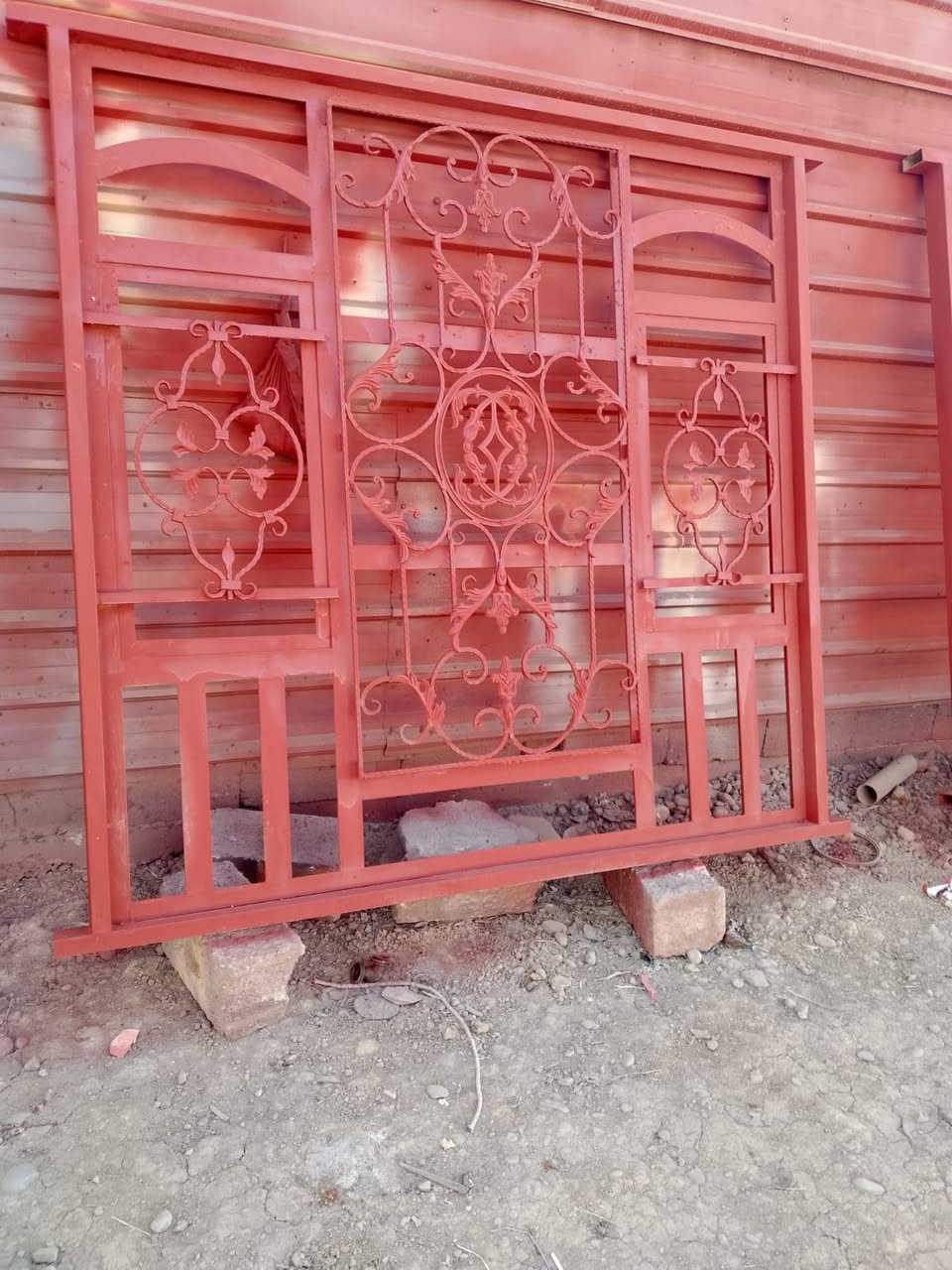 السلام عليكم شبابيك عدد٥/اربعه ٢في٢ واحدمترفي مترين شغل ثقيل جددمامشدودات 
السعرالواحد٣٢٥الف اكررسعرالواحد العنوان بغدادالمدئن ***********
