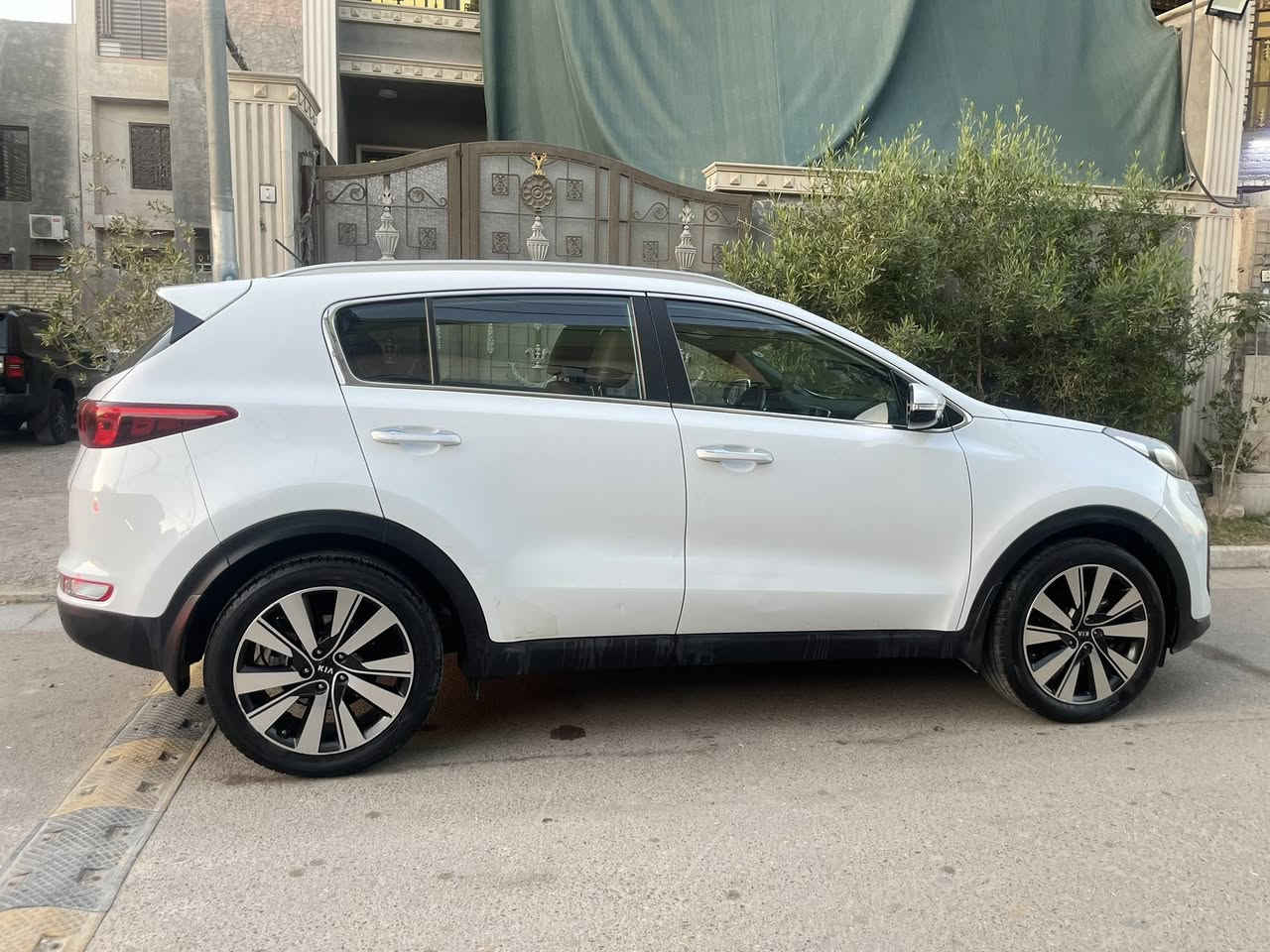 السلام عليكم  كيا سبورتج مديل 2017 . خليجي ماشية 115 الف رقم مميز دولي جديد اربيل مواصفات  محرك ٢٠٠٠ دوش  شاشة  كامرة دوارة تحكم ستيرن تبريد قطعتين هند ابريك بل رجل اشارة بل مري وشفط المري شاشة اعطال  ثلاثة انضمة قيادة  داخل  عسلي  كشاف امامي وخلفي سويجات شركه عدد2ويل كب 19 حساس امامي وخلفي زراك لايت بوضع الشركه حداديه فقط طخة دراجة من الجهة اليمنى موضحة بالصور
مكاني بغداد الغزالية السعر 178 وبيها مجال حك الجيه 
***********
