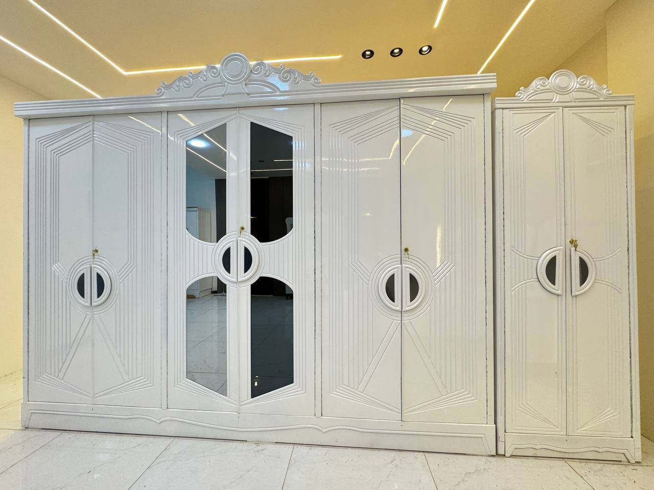 من اااااجمل النجارة العراقية 
غرف نوم مع هيام للأثاث 
🆕 وصلنا موديل جديد من غرف النوم العصرية
✨ تصميم أنيق يناسب كل بيت
✨ جودة عالية وصناعة متقنة
💰 السعر: (((مليون ))) فقط مع الشد ونقل داخل بغداد اما باقي المحافظات التوصيل باسعار مناسبة✨
📦 مواصفات الغرفة:
• الخارج الغرفة تحفير SNS MDF سماكة 5 ملم 
• الداخل  صاج معاكس 3 ملم 
• صبغ حراري درجة أولى
• تصميم زاوية كنتوري بارتفاع الكنتور
• سرير بلايوود أسود بـ 6 أرجل قوية
📏 قياس الكنتور:
• الارتفاع: 2.40 متر
• العرض: الكنتور مع زاوية الملابس 4 متر ✨
➕ إضافات اختيارية حسب الطلب:
• شازلون مخزن + طابورية 75 ألف
• شازلون مقعد + طابورية 50 ألف
• دوشك 150 ألف🚚 النقل والشد متوفر — الأجرة حسب العنوان
📩 للطلب والحجز راسل الصفحة الآن
🌹 هيام للأثاث — عنوان الأناقة
الحجز و الاستفسار واتساب *********** 📞
*********** ☎️
