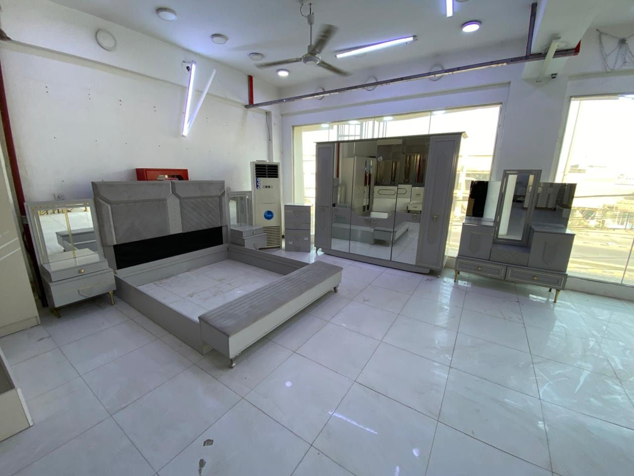 غرفه نوم تركي ٨ قطعه جديد مامستخدمه بسعر مناسب
٨٥٠ الف 
متوفره بالمعرض الذهبي للأثاث *********** ***********
