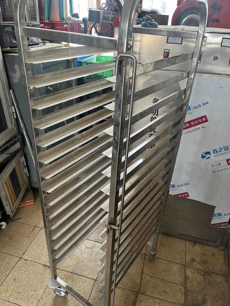 للبيع: عربات ستانلس ستيل (صناعية) ⚙️
عربات تجفيف صواني جديد غير مستعمل ، مصنعة من الستانلس ستيل الأصلي.
• ✅ الاستخدام: معامل حلويات، أغذية، أو أدوية.
• ✅ المواصفات: هيكل قوي، عجلات دوارة، ومستويات متعددة
📍 الموقع: بغداد باب الشيخ 
📞 للاستفسار: ***********
***********

