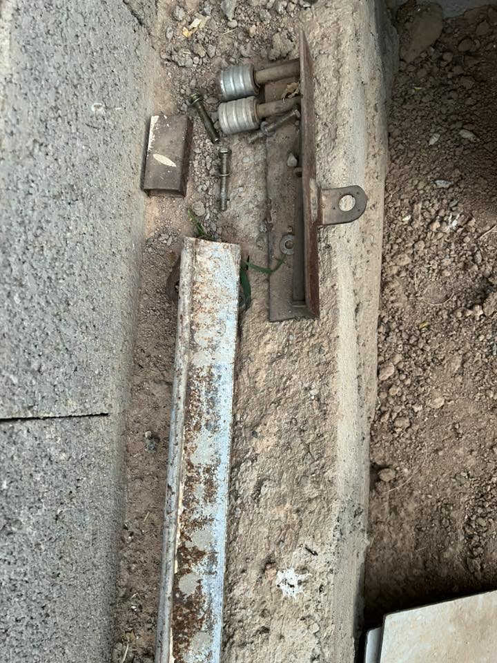 باب سلايت سكة فول حديد والظهر بليت ثخين مع السكة والغراض يعني جاهز بس ينراد شد السعر 300 الف وبي مجال موبايل ***********
