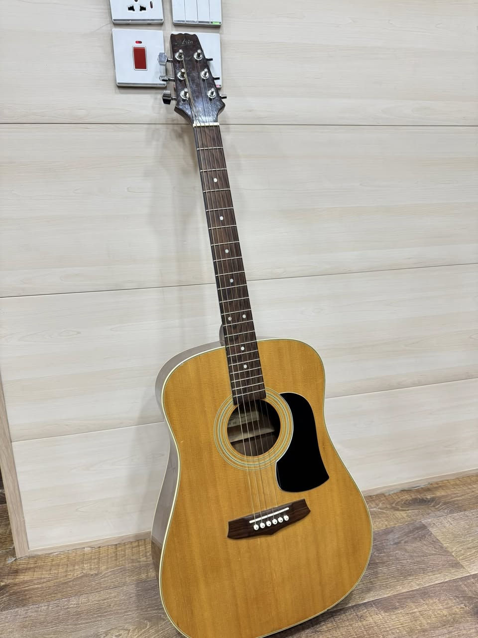 كيتار للبيع
السلام عليكم عندي گيتار مستعمل بشكل بسيط جداً 
وحاليا اريد ابيعه لشخص يحب العزف الاجنبي لان الگيتار 
Acoustic 

السعر  125 وبيه مجال 
الاتصال على الرقم ***********
