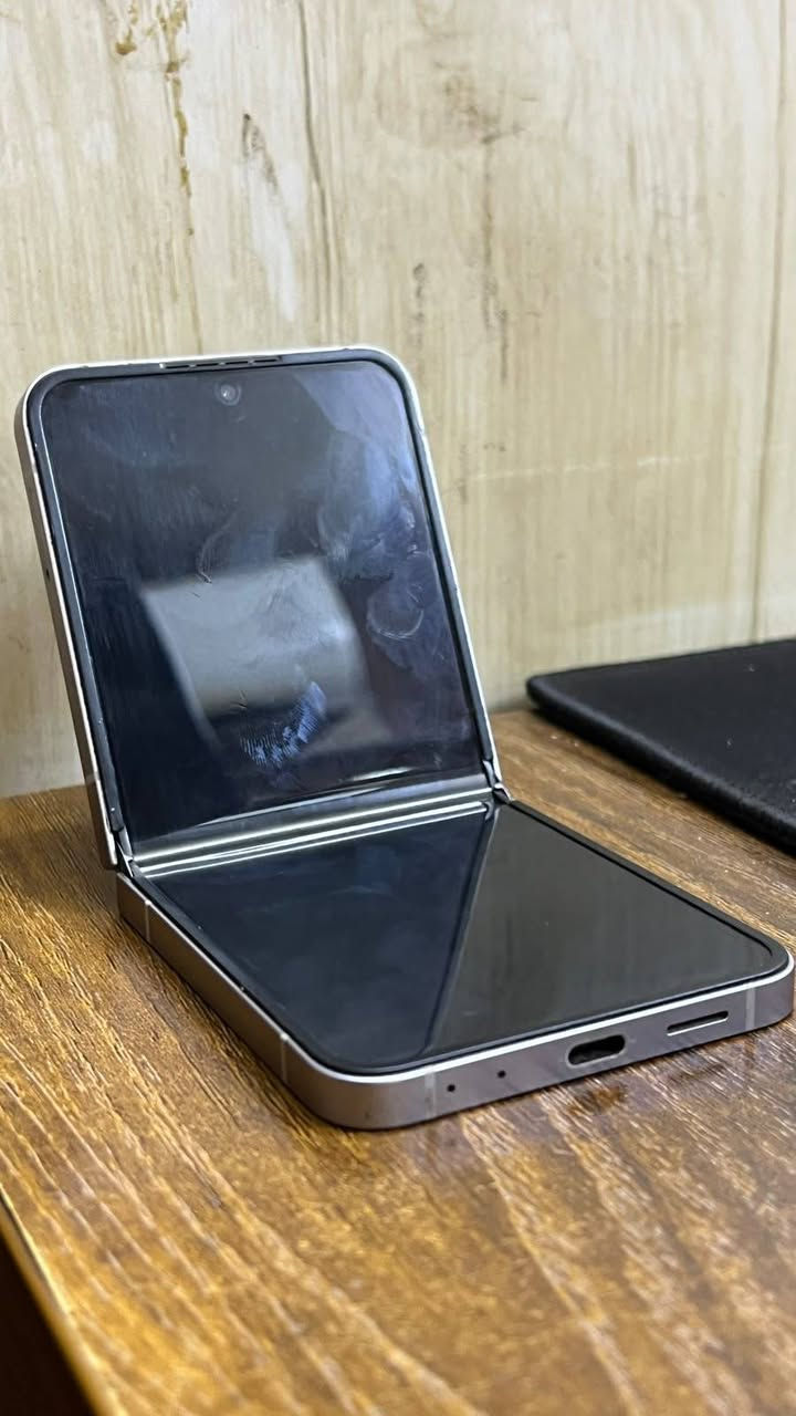 السلام عليكم 
مبايل سامسونك z FLIp6 
الذاكره 256
سعه البطاريه (4000) 
مبايل ممستخدم هواي جديد 
مكاني بغداد 
رقم الهاتف ***********
السعر 900 و بي مجال
