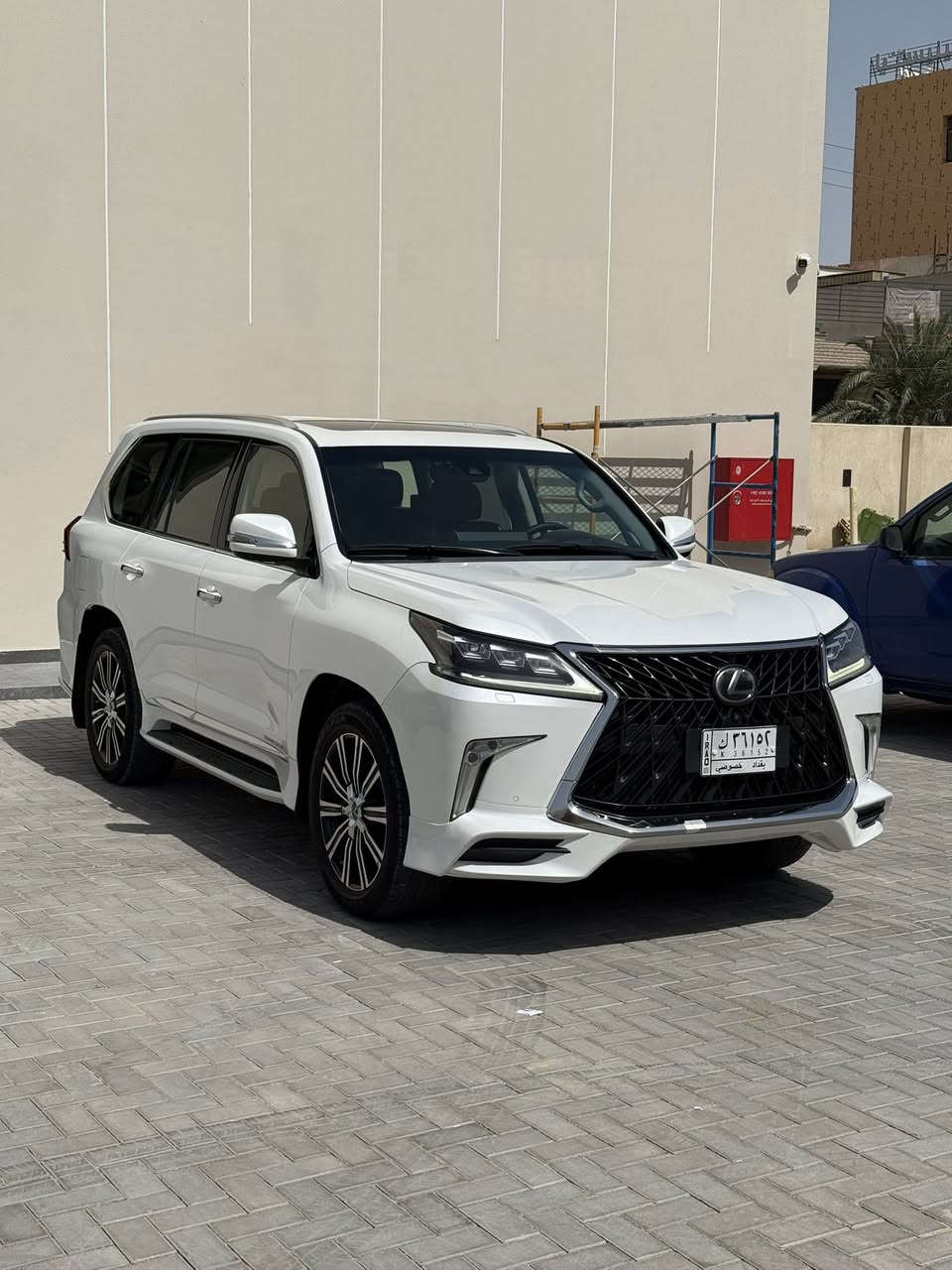 سلام عليكم للبيع لكزز ٢٠١٩
داخل قرميطي مراوس حسب القناعه حتى إذا الفيشن 
فول للاخير بريم.            بيها تقسيم جاملغ امامي رقم بغداد بسمي 
ويل كروم       
رادار 
تحديد مسار 
حساس امامي خلفي 
٥ بصمات
٥ كامرات
جميع الكشنات كهرباء 
تدفئه تبريد بل كشنات
مري شفط 
٣ شاشات
باقي المواصفات معروفه 
ماشيه ١٢٥ 

*********** 
السعر ٦٥٠ وبيها مجال
