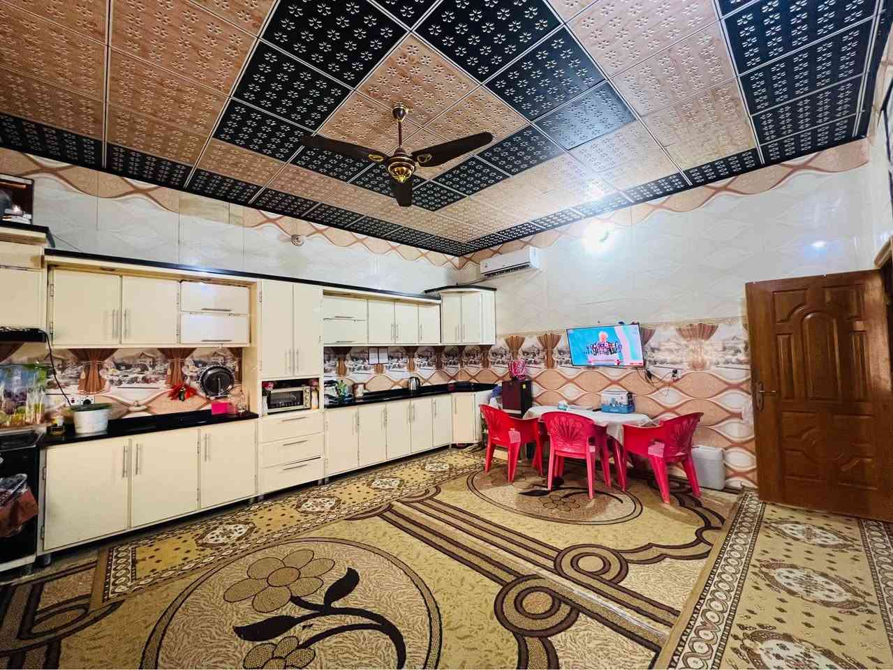 السلام عليكم ورحمة الله وبركاته

دونم طابو زراعي سند 25 
على طريق الزوار (طريق كربلاء طويريج) قرب عمود 268

الدونم مخدوم جداً ويحتوي على عدد كبير من النخيل 
يحتوي على دار بمساحة 400 متر تقريباً 
الحديقة الأمامية بمساحة 400 متر وأكثر 
الإستقبال 12 متر في 5
وصالة كبيرة 8 متر في 6
ومطبخ 6 متر في 5 
وغرف نوم عدد 2 ،  5 متر في 4 (غرفة سويت) 
ومجمع صحي 
الأرضية بورسلين درجة أولى 
كذلك توجد صحيات خارجية للزوار عدد 3

علماً ان الدونم ييعد عن الشارع الرئيسي (طويريج كربلاء) مسافة كيلو و200 متر تقريباً (الشارع تبليط)، وعن التبليط الفرعي مسافة 60 متر تقريباً . 

له طريقين .. الاول من قناة كربلاء والثاني من طريق كربلاء طويريج 
للإستفسار الإتصال على الرقم أو على الواتساب 
*********** كربلاء, العراق
