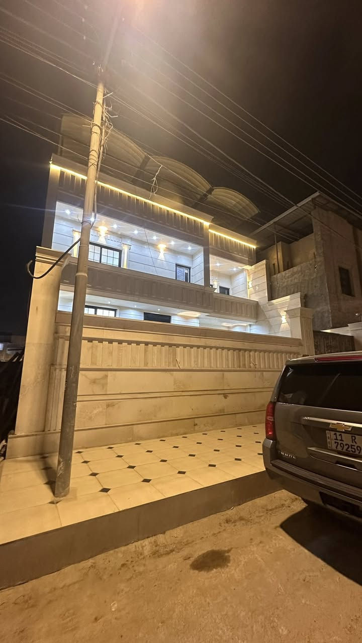 سلام عليكم بيت للبيع في منطقه الجبيله قرب جامعه الكنوز لطب الاسنان قريب على مول السلطان بيت مساحه ٢٥٢وبي فطله ١٢متر المساحه الكليه ٢٦٥ البيت ٣طوابق يحتوي على ٨غرف مطبخ ٢ صحيات ٥ بيت جديد ما صارله سته اشهر من كامل يحتوي على حديقه داخله وخارجيه وكراج لسياره بيت كله مرمر ارضي والواجها مرمر كامل متكمل واكو صور اذا اتريد ادزلك راسلني واتساب  سعر البيت مليار و١٠٠ وبي مجال بسيط ايي استفسار ***********
