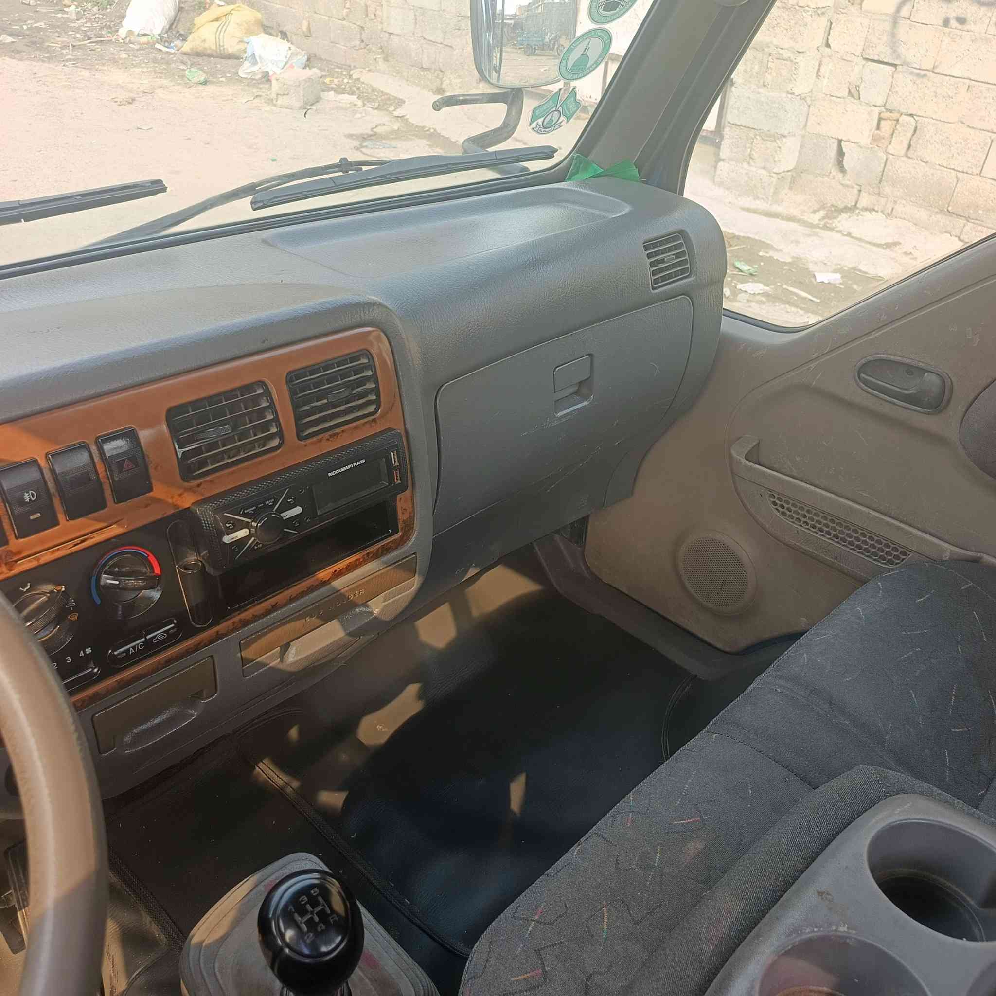 سلام عليكم فنتيه  ام عيوني الموديل 1999رقم نكليزي سنويه 29 سيارة كفاله سعر 85 وبيها مجال بسيط *********** هاذ رقمي
