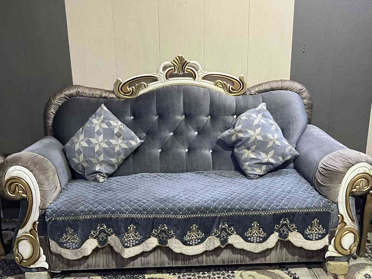 سلام عليكم تخم قنفات للبيع 10 مقاعد السعر 350  للاستفسار *********** المكان حي العسكري شارع السايدين
