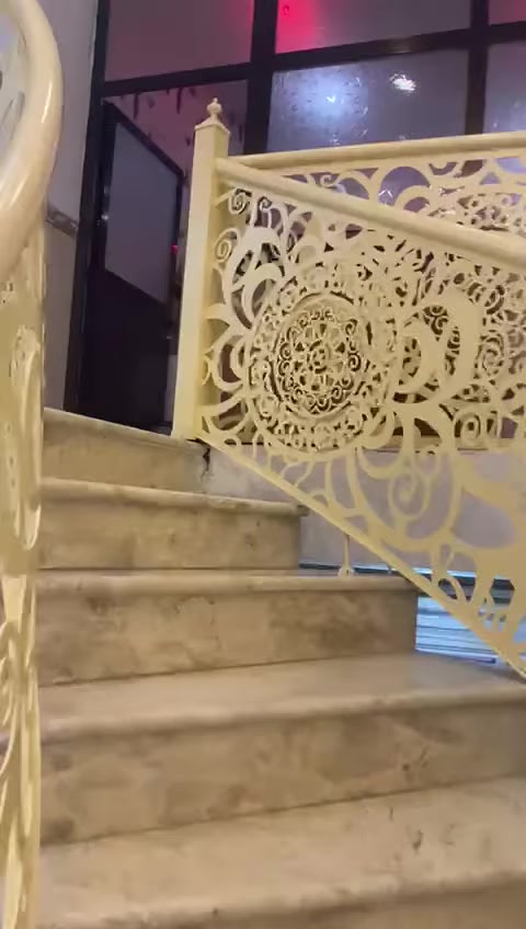 بيت للبيع المساحة 150 متر يتكون من ثلاث طوابق ونص
الطابق الأول كراج + صحيات خارجية
+ استقبال +مطبخ مفتوح على الصالة + غرفة نوم +صحيات داخلية + منور
الطابق الثاني يحتوي على ثلاث غرف نوم بلكونة Vip +صحيات + صالة
 الطابق الثالث يحتوي على غرفتين +مطبخ كبير   وتكدر تحولها غرفة + بلكونة Vip +صحيات وصالة
الطابق الرابع بيتونة +غرفة كبيرة مسوينها مخزن وسط 
ملاحظه سنة بناء البيت 2021
موقع للبلديات ٩ نيسان قرب مخازن السمنت 
***********
***********
