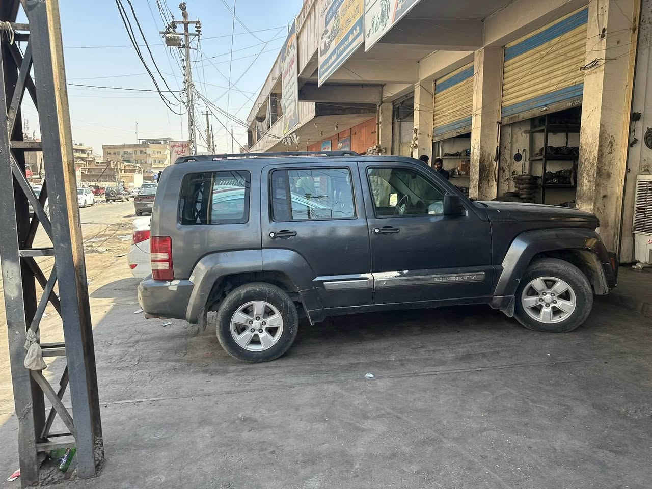 جيب لبرتي 2010 امريكي بدون حادث بيه جراد بالبنيد والقمارة موضح بالصورة مكاني بغداد ب 85 وبيه مجال اتصال ع رقم ***********
